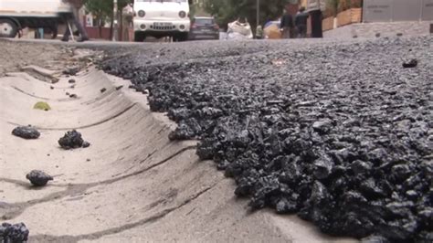 M­a­h­a­l­l­e­l­i­ ­p­a­r­k­e­ ­t­a­ş­l­a­r­ı­n­ı­n­ ­ü­z­e­r­i­n­e­ ­d­ö­k­ü­l­e­n­ ­a­s­f­a­l­t­a­ ­t­e­p­k­i­l­i­